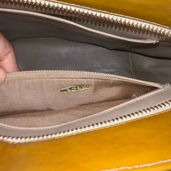 CHANEL QUILTED patent MEDALLION TOTE - Picture 11 of 15